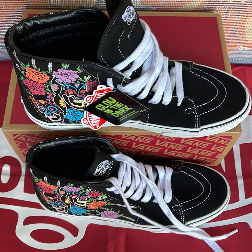 Vans Sk8-Hi
Dia De Los Muertos Black/
VNOA7Q5NBMW
WMNS sneakers - Picture 5 of 16